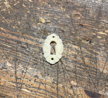 Nyckelskylt i ben till möbler