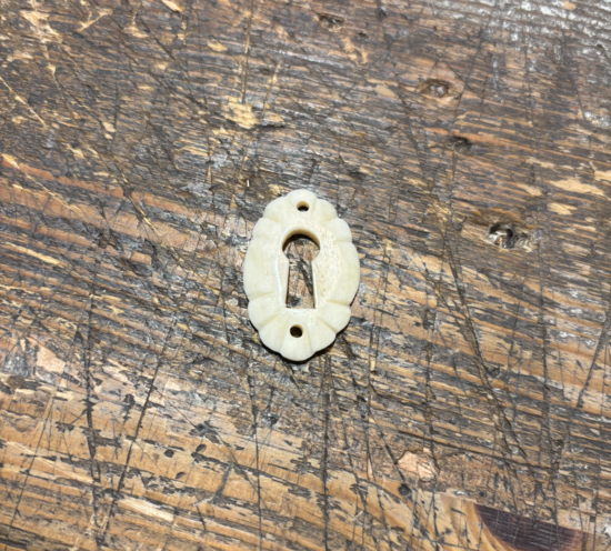 Nyckelskylt i ben till möbler