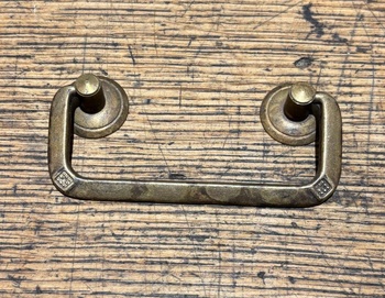 Möbelhandtag med lekande bygel