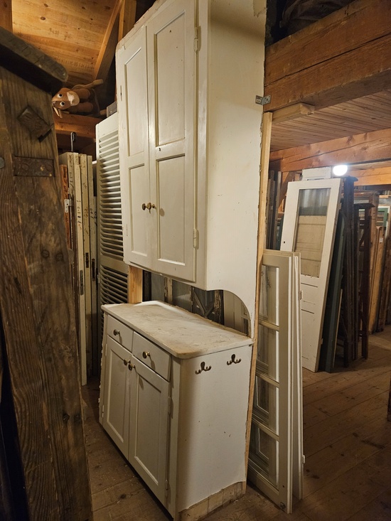 Serveringsskåp/hörnskåp, 109x270, finns på Överjärva