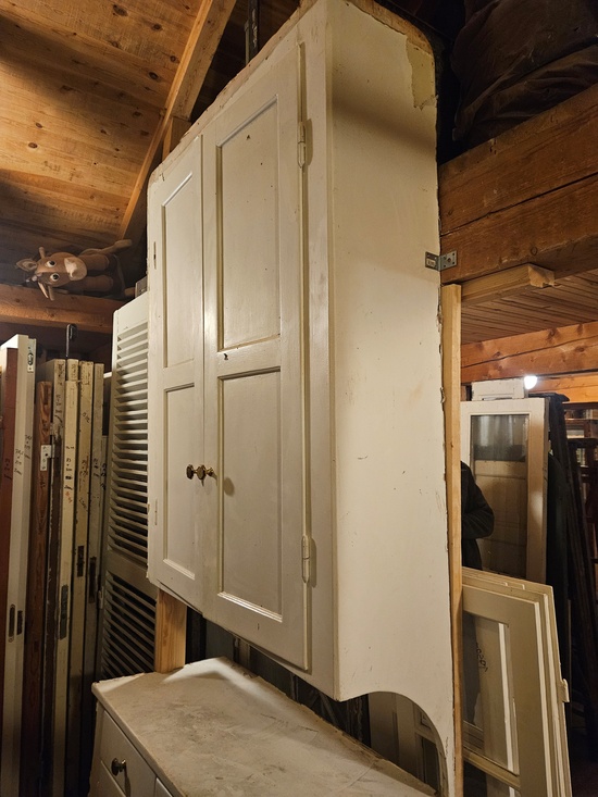 Serveringsskåp/hörnskåp, 109x270, finns på Överjärva