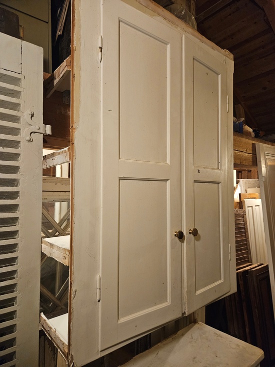 Serveringsskåp/hörnskåp, 109x270, finns på Överjärva