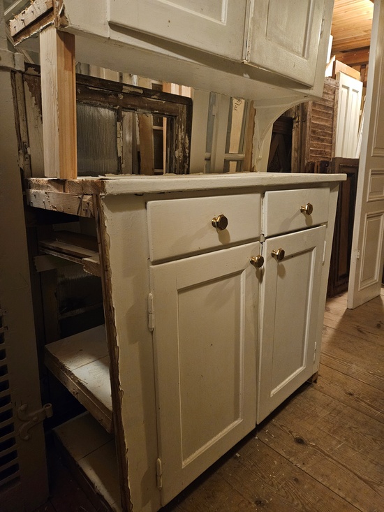 Serveringsskåp/hörnskåp, 109x270, finns på Överjärva