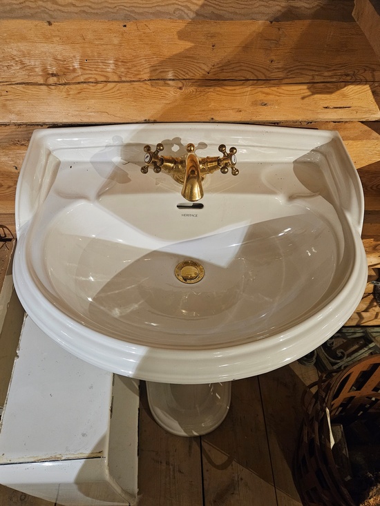 Handfat, 59x47x95, finns på Överjärva Byggnadsvård