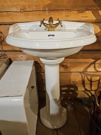 Handfat, 59x47x95, finns på Överjärva Byggnadsvård