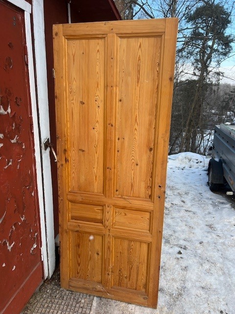 Enkeldörr, 84x212, finns på Överjärva Byggnadsvård