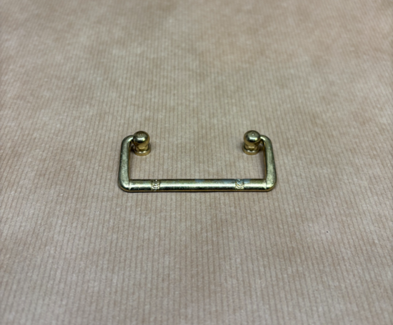 Möbelhandtag med lekande bygel