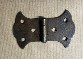 Gångjärn i rödrost till möbler