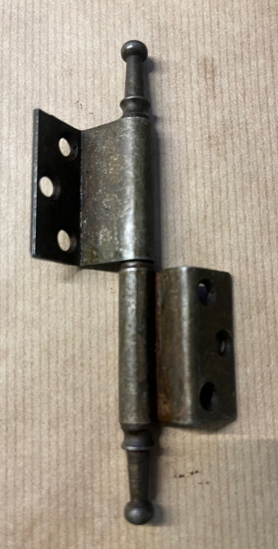 Gångjärn i åldrad järn