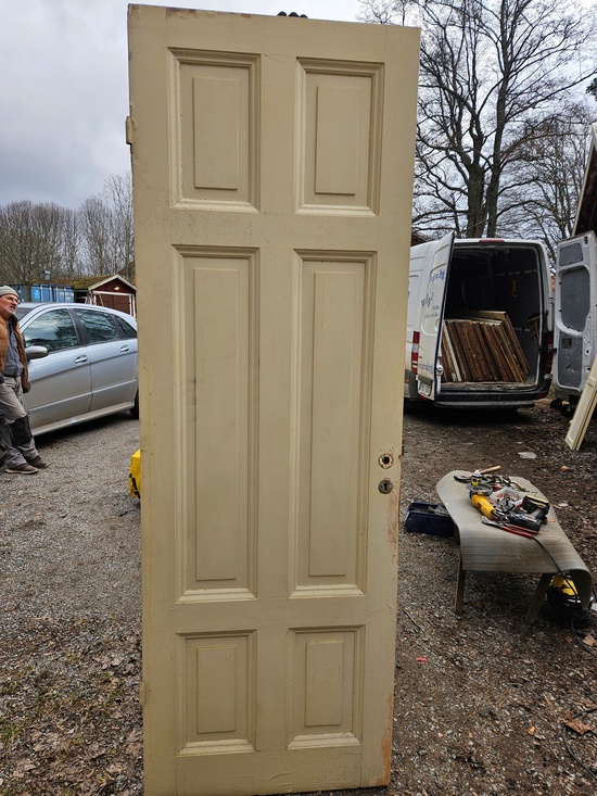 Enkeldörr, 72,5x212, finns på Överjärva Byggnadsvård