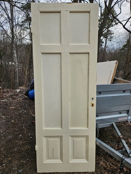 Enkeldörr, 77x211, finns på Överjräva Byggnadsvård