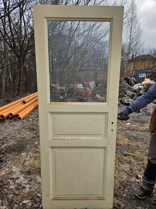 Enkeldörr med glas, 77x200, finns på Överjräva Byggnadsvård