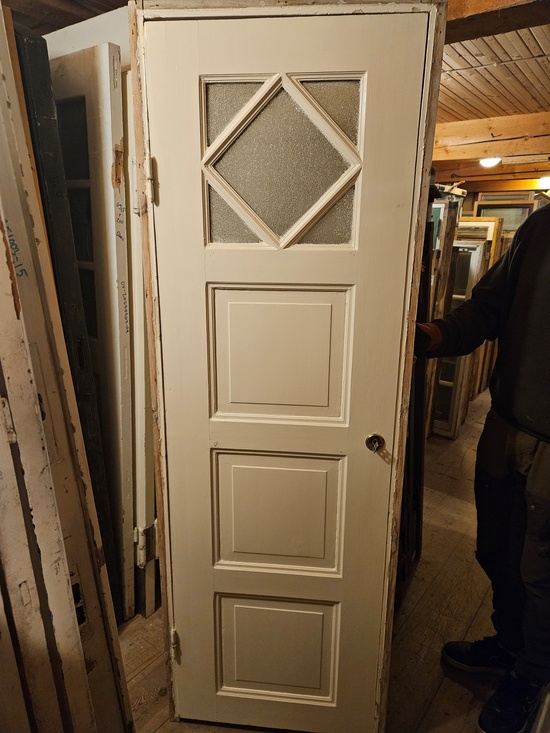Enkeldörr med glas, 70x205, finns på Överjärva Byggnadvård