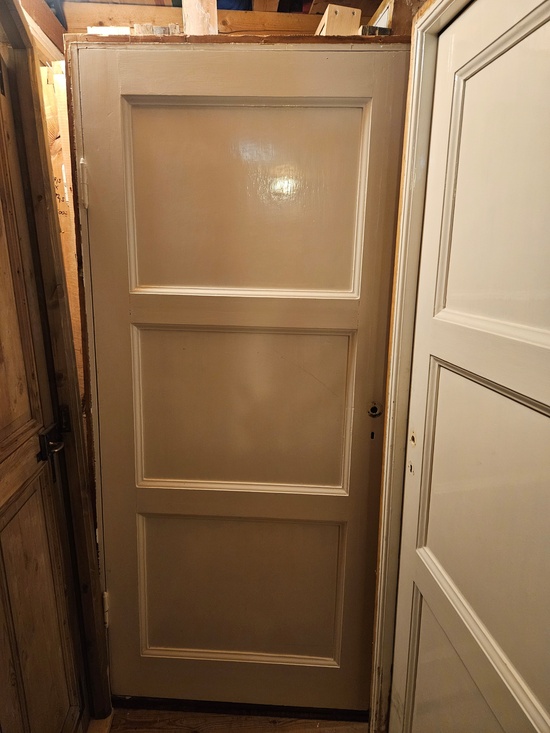 Enkeldörr med karm, 90x196, finns på Överjräva Byggnadsvård