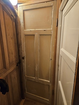 Enkeldörr med karm, 83x213, finns på Överjärva Byggnadsvård