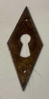 Nyckelskylt för kammarlås romb i järn