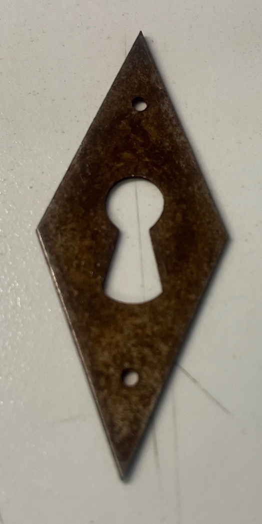Nyckelskylt för kammarlås romb i järn