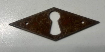 Nyckelskylt för kammarlås romb i järn