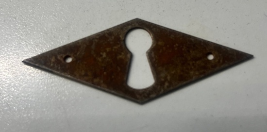 Nyckelskylt för kammarlås romb i järn