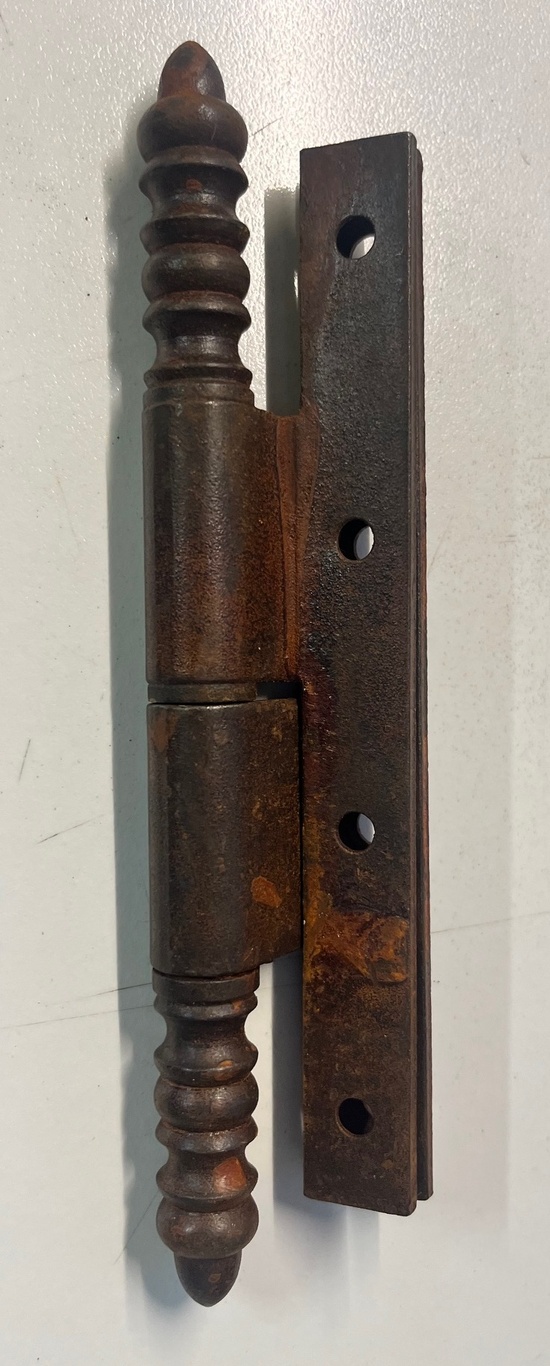 Bockat rostigt gångjärn