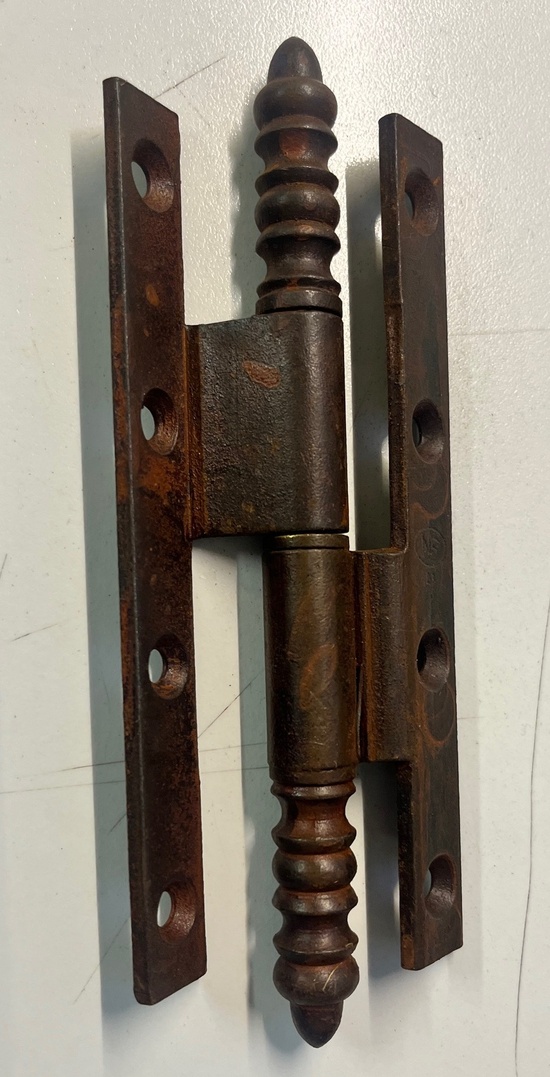 Bockat rostigt gångjärn