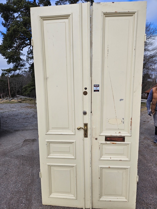 Dubbeldörr. 12x224, finns på Överjärva byggnadsvård