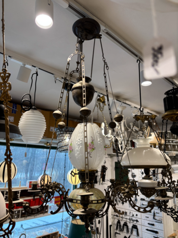 Majolika lampa i mässing m tulpankupa