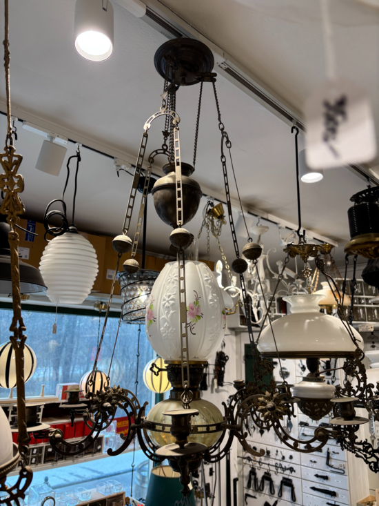 Majolika lampa i mässing m tulpankupa