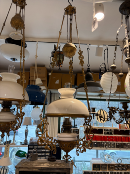 Majolika lampa i mässing m tulpankupa