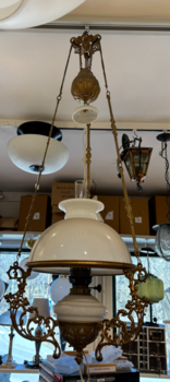 Guldfärgad Majolika lampa m vit skärm