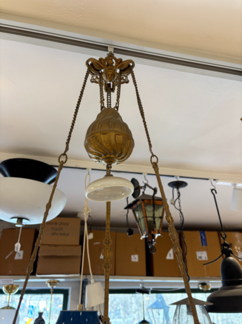 Guldfärgad Majolika lampa m vit skärm