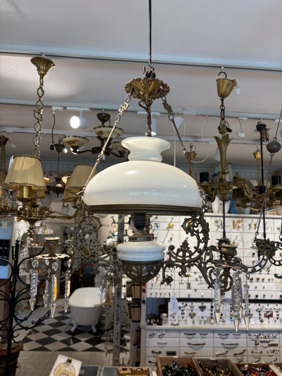 Majolika lampa för el belysning med vit skärm