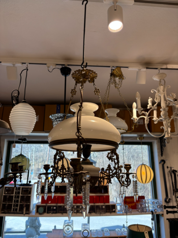 Majolika lampa för el belysning med vit skärm