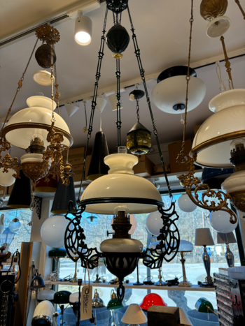 Grön majolika lampa med vit skärm