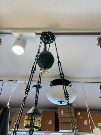 Grön majolika lampa med vit skärm