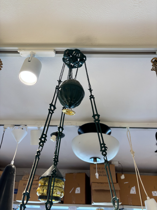 Grön majolika lampa med vit skärm