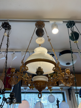 Guldfärgad majolika lampa med vit skärm