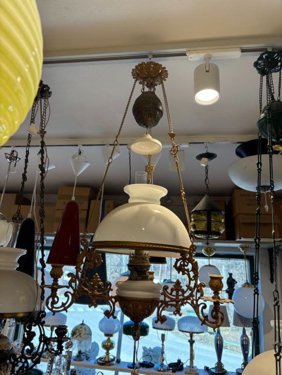 Guldfärgad majolika lampa med vit skärm