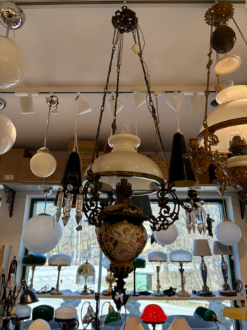 Majolika lampa i mässing och målad porslin med vit skärm