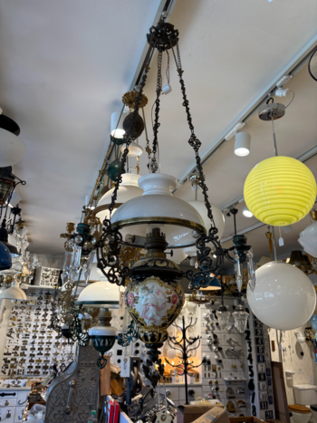 Majolika lampa i mässing och målad porslin med vit skärm