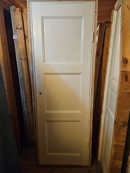 Dörr med karm, 75x208, finns på Överjärva Byggnadsvård