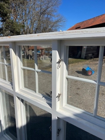 Fönster med karm, 180x163, finns på Överjärva Byggnadsvård