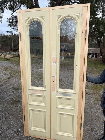 Dörr med karm och glas, 105x216, finns på Överjärva Byggnadvård