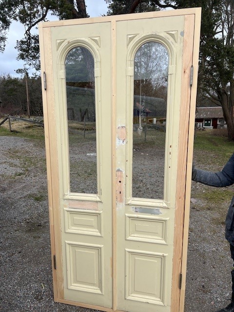 Dörr med karm och glas, 105x216, finns på Överjärva Byggnadvård