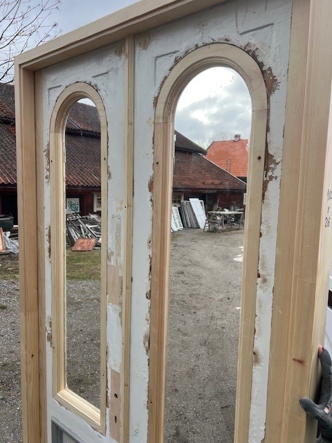 Dörr med karm och glas, 105x216, finns på Överjärva Byggnadvård