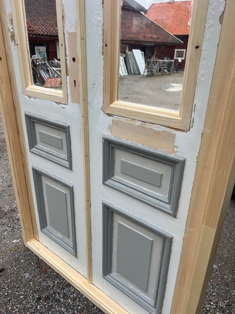 Dörr med karm och glas, 105x216, finns på Överjärva Byggnadvård