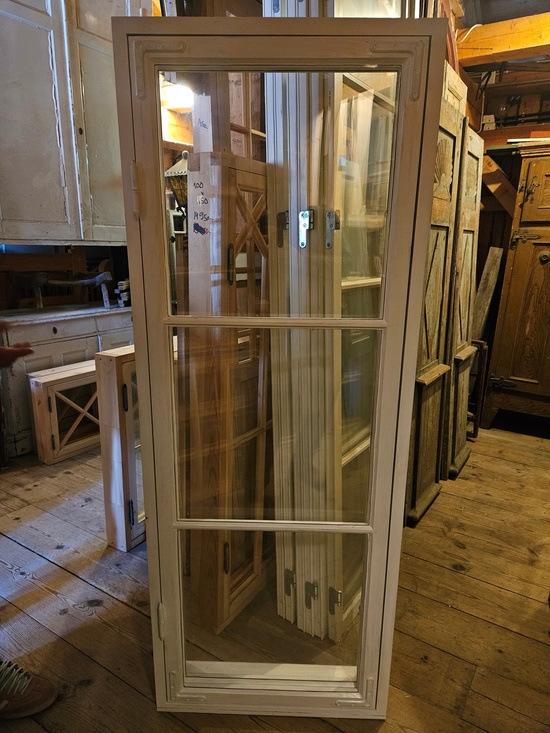 Fönster med karm, 64x168, finns på Överjärva Byggnadsvård