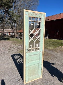 Enkeldörr med glas och karm, finns på Överjärva Byggnadsvård