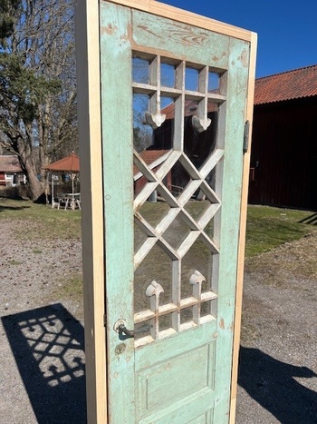Enkeldörr med glas och karm, finns på Överjärva Byggnadsvård