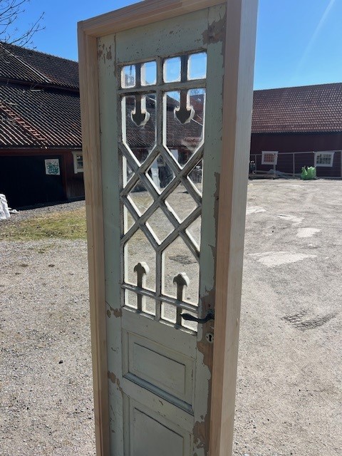 Enkeldörr med glas och karm, finns på Överjärva Byggnadsvård